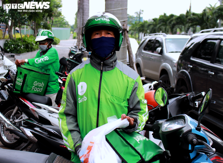 Nắng nóng kỷ lục ở Hà Nội, nhiều dịch vụ bội thu vì khách tăng đột biến - 3