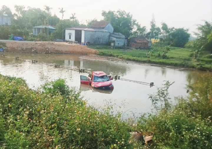 Xe ô tô bất ngờ lao xuống hồ, một người tử vong - 1