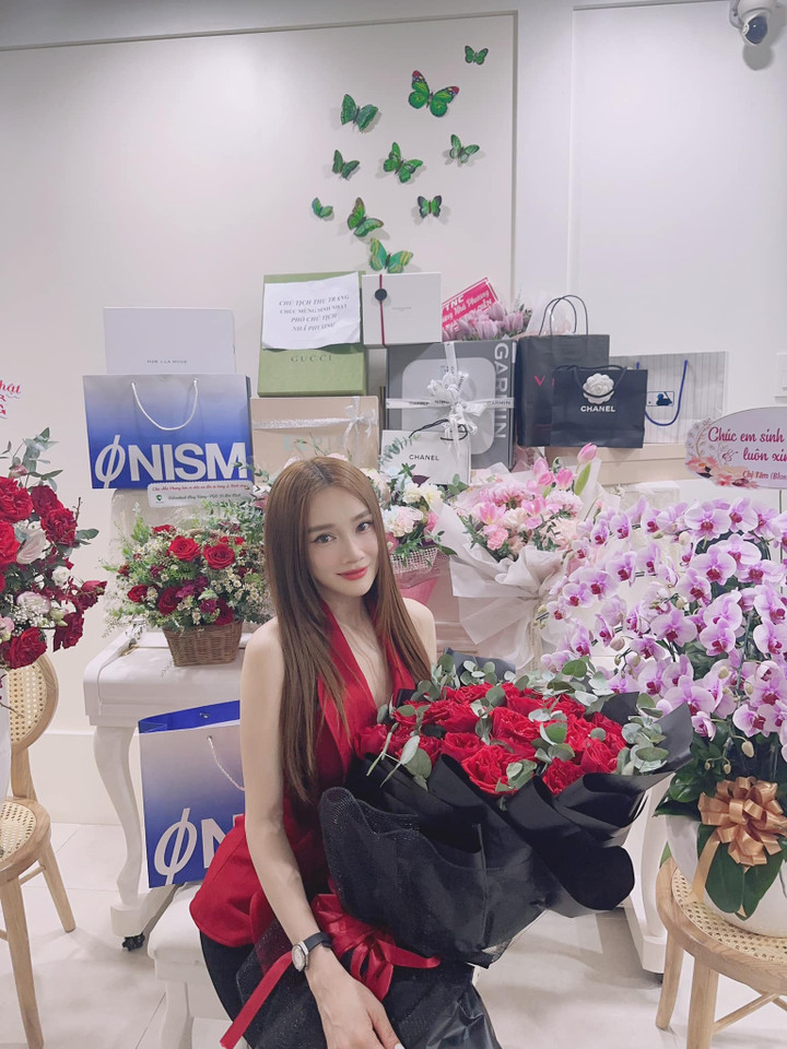 Sao Việt 22/5: Nhã Phương xinh đẹp đón tuổi mới, Lý Hùng đi làm nông dân - 1