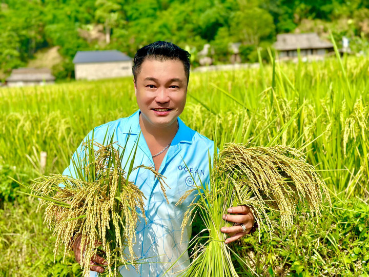 Sao Việt 22/5: Nhã Phương xinh đẹp đón tuổi mới, Lý Hùng đi làm nông dân - 2