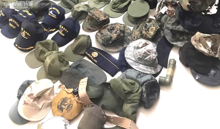 Đà Nẵng: Tiêu hủy gần 500 sản phẩm quần áo, mũ nhãn hiệu quân phục nước ngoài - 1