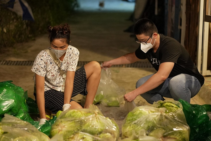 Hoa hậu Hoàn vũ Việt Nam lội bùn bắt cá, lấm lem bùn đất - 3