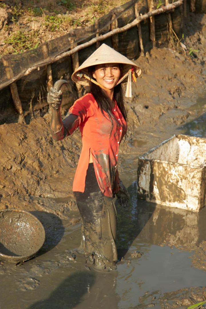 Hoa hậu Hoàn vũ Việt Nam lội bùn bắt cá, lấm lem bùn đất - Ảnh 3.