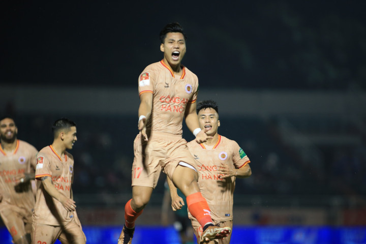 Văn Thanh lập cú đúp, CLB Công an Hà Nội đánh bại CLB TP.HCM - 1