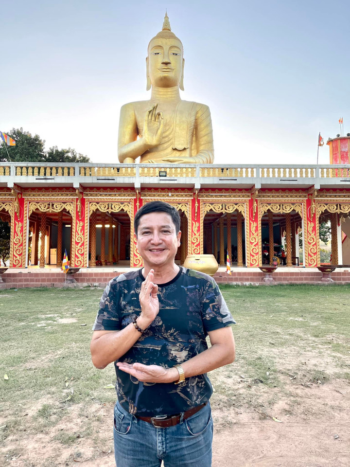 Sao Việt 23/5: Vợ chồng Mạnh Trường tình tứ trên biển, Chí Trung muốn 'Nam tiến' - 1