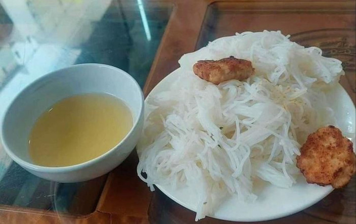 Xử phạt nhà hàng ở Thanh Hoá bán suất bún chỉ có 2 cái chả - 1