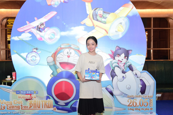 Hoa hậu Phan Hoàng Thu cùng con trai đi xem hoạt hình Doraemon - 4