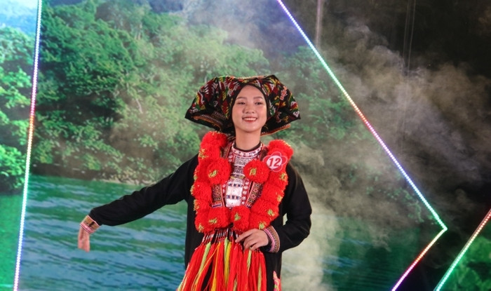 Thí sinh Lê Minh Nguyệt giành giải Nhất Hội thi “Người đẹp trong trang phục truyền thống các dân tộc tỉnh Bắc Kạn”.