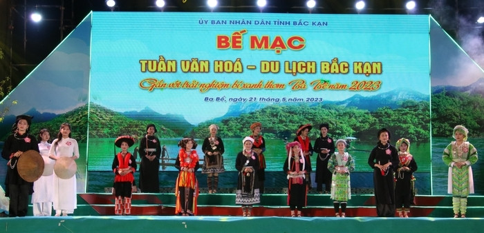 Trao giải Hội thi “Người đẹp trong trang phục truyền thống các dân tộc tỉnh Bắc Kạn”.