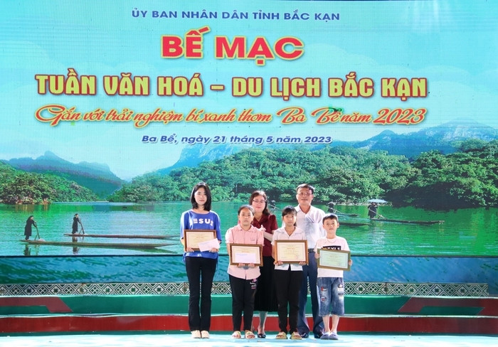 Trao giải cho học sinh trong cuộc thi vẽ tranh Bảo vệ môi trường hồ Ba Bể.