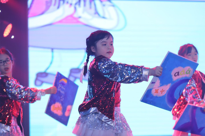 Học sinh Hà Nội biểu diễn nghệ thuật gây quỹ từ thiện vì người nghèo - 1