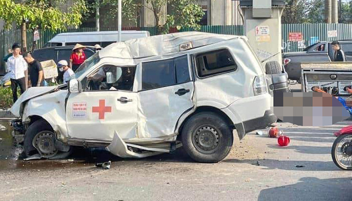 Xe Trung tâm Y tế TP Hạ Long đâm vào tủ điện bên đường, tài xế tử vong - 1