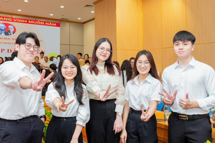 Nam sinh ĐH Kinh tế Quốc dân học giỏi, tài năng xứng đáng là 'con nhà người ta' - 9