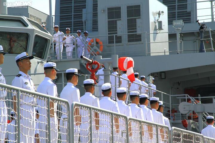 Tàu huấn luyện của Hải quân Trung Quốc thăm Đà Nẵng - 4