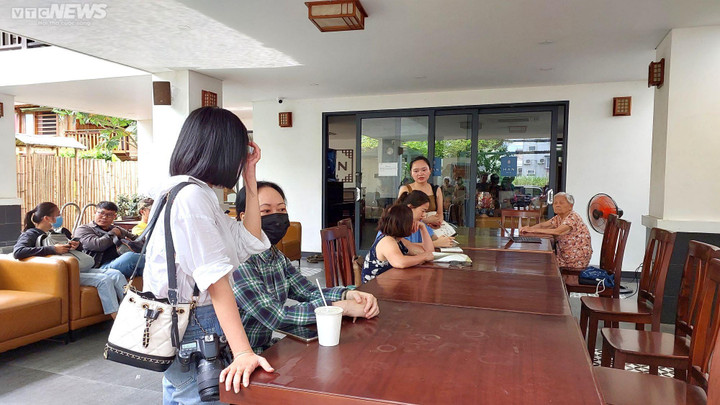 Người nhà vây trung tâm dưỡng lão không phép đòi tiền, tố lừa đảo - 1