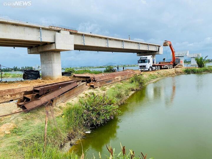 Dân đánh cược mạng sống qua cầu 'tử thần': Vì sao cầu mới chậm tiến độ? - 2
