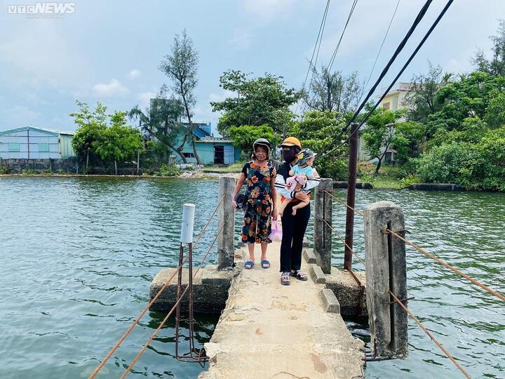 Dân đánh cược mạng sống qua cầu 'tử thần': Vì sao cầu mới chậm tiến độ? - 4