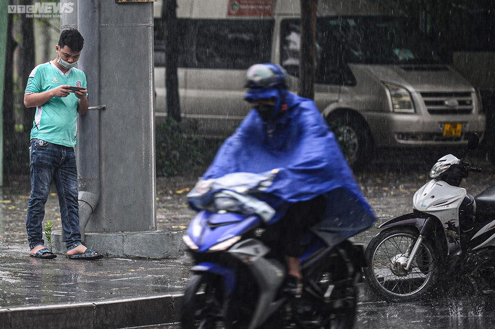 Dự báo thời tiết ngày 23/5: Bắc Bộ chuyển mưa dông, Trung Bộ ngày nắng nóng - 1