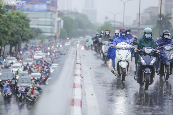 Nhiều khu vực ở Hà Nội đón mưa sau một tuần nắng nóng gay gắt - 1