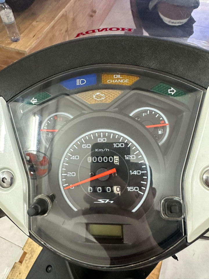 Honda SH 150i đời 2012 'chưa đổ xăng' có giá hơn 1 tỷ đồng tại TP.HCM - 2