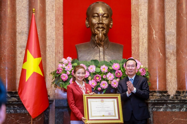 Nguyễn Thị Oanh nhận Huân chương lao động hạng Nhì - 2