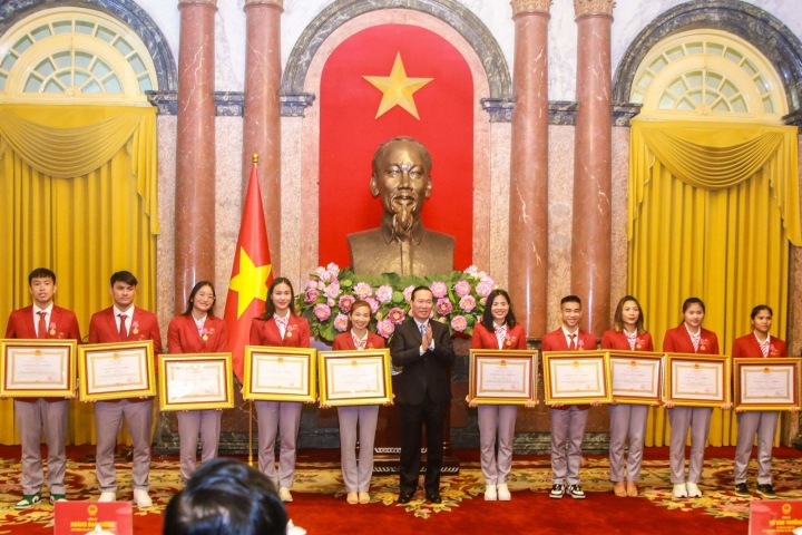 Nguyễn Thị Oanh nhận Huân chương lao động hạng Nhì - 1