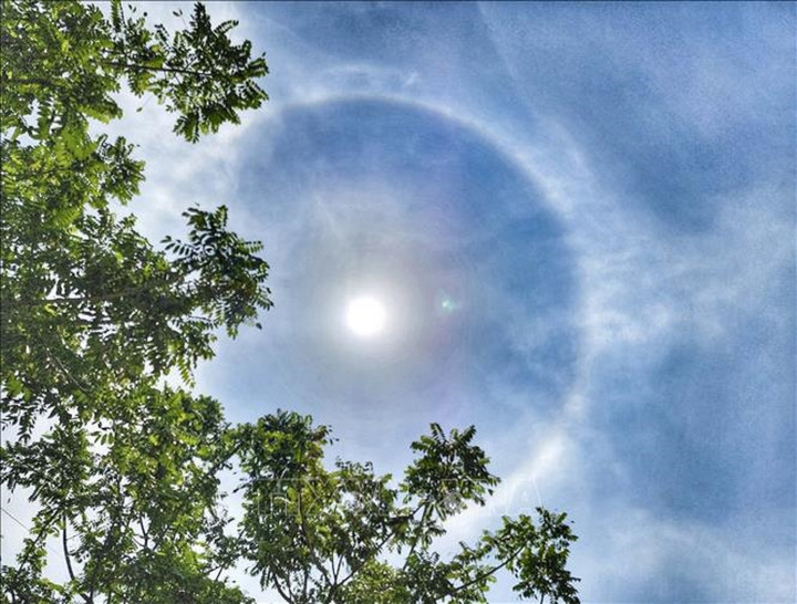 Quầng mặt trời tuyệt đẹp xuất hiện giữa trưa ở Điện Biên - 1