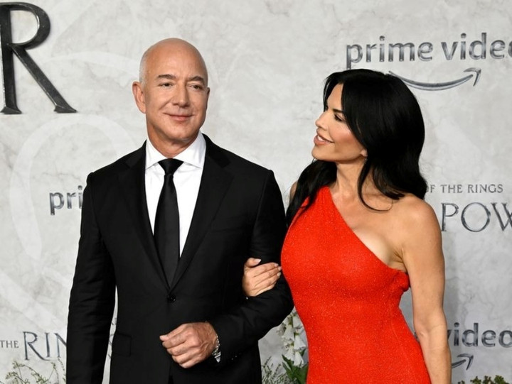 Bạn gái vừa đính hôn với tỷ phú Jeff Bezos giàu cỡ nào? - 1
