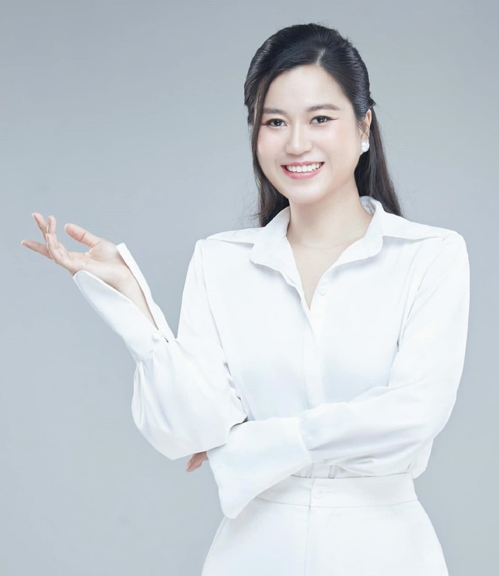 Nhan sắc ngày càng lạ của Lâm Vỹ Dạ - 10