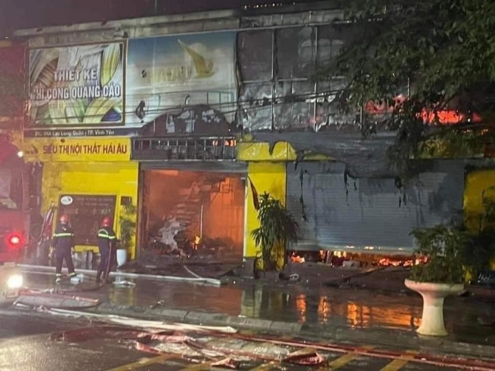  Cháy chợ ở Vĩnh Phúc, hơn 10 ki ốt và 2 ô tô bị thiêu rụi - 1