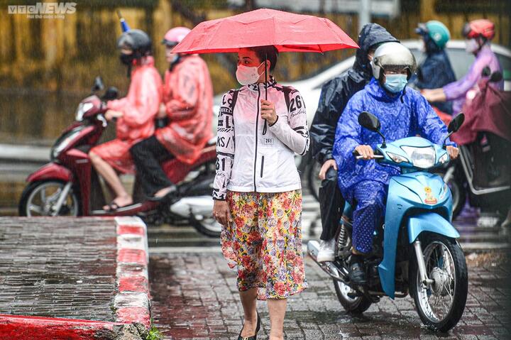 Dự báo thời tiết ngày 24/5: Bắc Bộ mưa dông, Trung Bộ có nơi nắng nóng gay gắt - 1