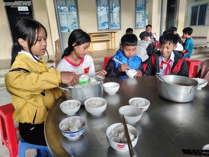 Thầy giáo vùng tâm chấn muốn tổ chức bữa cơm giữ học trò nghèo - 5