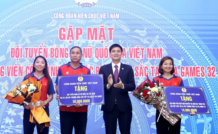 Nguyễn Thị Oanh và tuyển nữ Việt Nam nhận thêm phần thưởng sau SEA Games 32 - 1