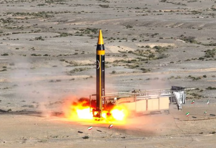 Iran tuyên bố phóng thành công tên lửa đạn đạo mới  - 1