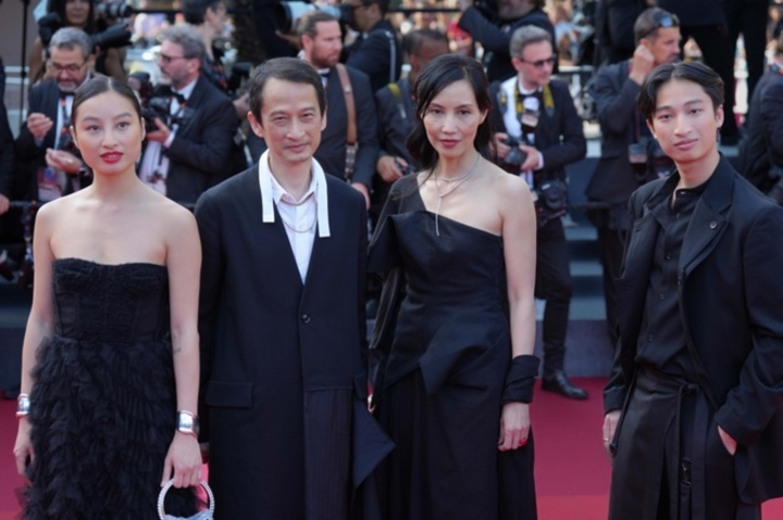 Trần Anh Hùng ôm hôn vợ giữa tràng vỗ tay kéo dài 7 phút tại Cannes - 1