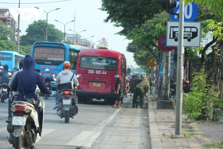 'Bó tay' trước nạn xe dù hoành hành trên đường phố của Hà Nội? - 3