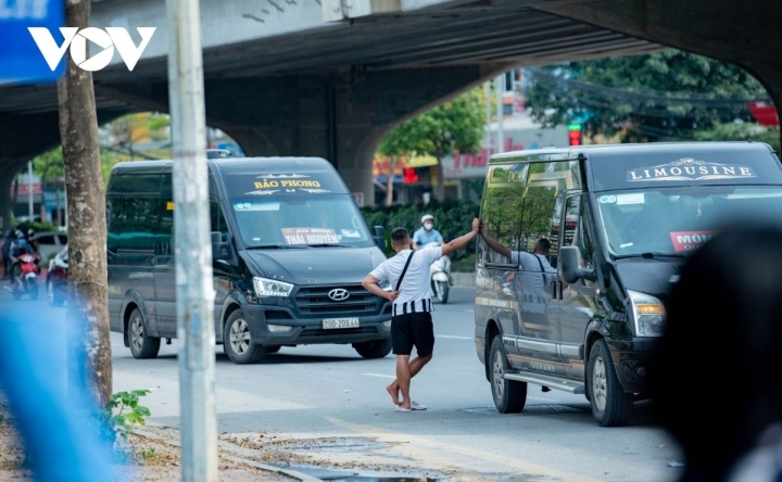 'Bó tay' trước nạn xe dù hoành hành trên đường phố của Hà Nội? - 6