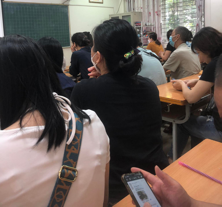 Cha mẹ đi họp phụ huynh chỉ bấm điện thoại nhưng lại cấm con dùng smartphone - 1