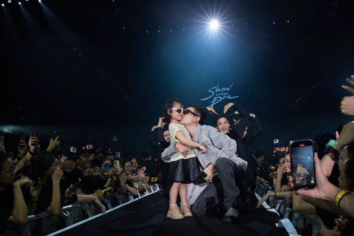 Hà Anh Tuấn, con gái JustaTee bất ngờ xuất hiện trong liveshow của Đen Vâu - 2