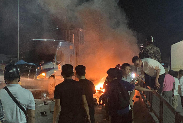 Va chạm với xe container khi đi xe máy vào đường cấm, 3 thanh niên thương vong - 1