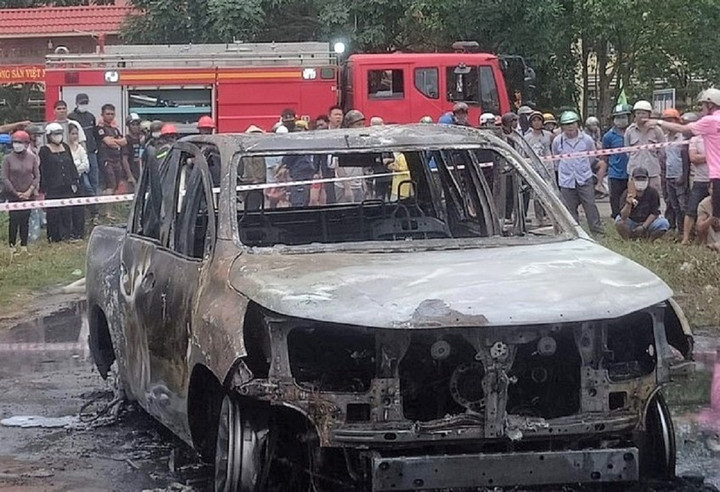 Ô tô phát nổ cháy trơ khung, tài xế tử vong - 1