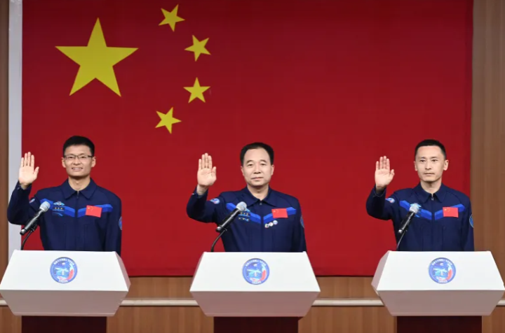 Trung Quốc đưa phi hành gia dân sự đầu tiên vào vũ trụ - 1