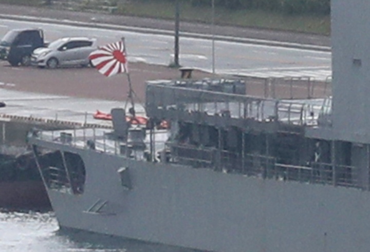 Tàu chiến Nhật gây tranh cãi khi mang cờ ‘Mặt trời mọc’ đến Hàn Quốc - 1