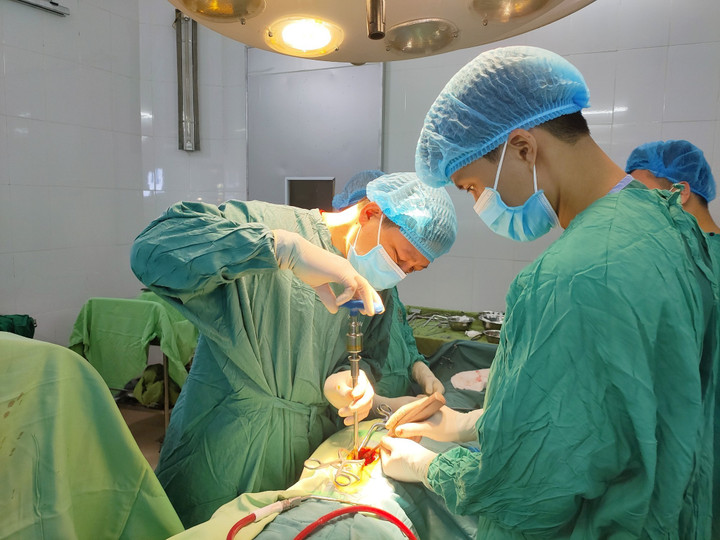 Trèo cây hái vải, người phụ nữ 45 tuổi bị ngã đứt tuỷ sống - 1