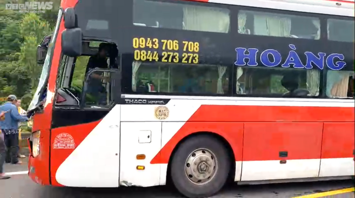 Hiện trường vụ tai nạn trên cao tốc khiến 5 người thương vong - 4