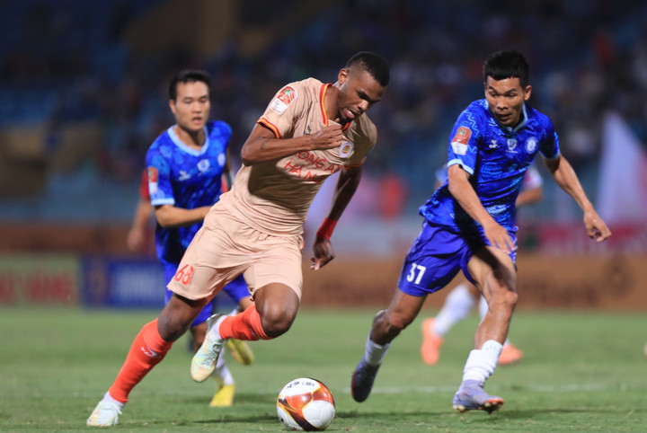 Trực tiếp bóng đá CLB Công an Hà Nội 0-0 Khánh Hoà: Văn Hậu sút dội xà ngang - 2