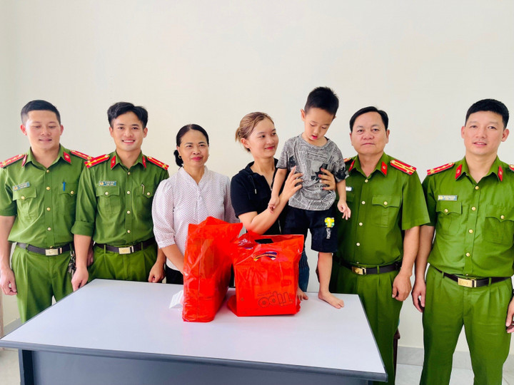 Hai cán bộ công an Lai Châu cứu sống cháu bé 4 tuổi ngã xuống ao sâu - 1