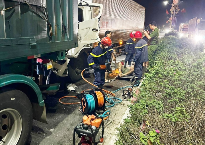 Hà Tĩnh: Giải cứu tài xế xe tải mắc kẹt trong cabin bẹp dúm - 1