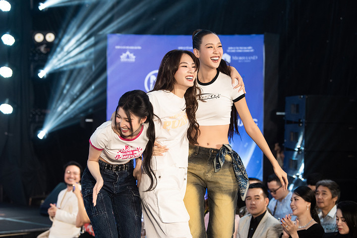 Hoa hậu Mai Phương bán áo thun gây quỹ thiện nguyện - 1