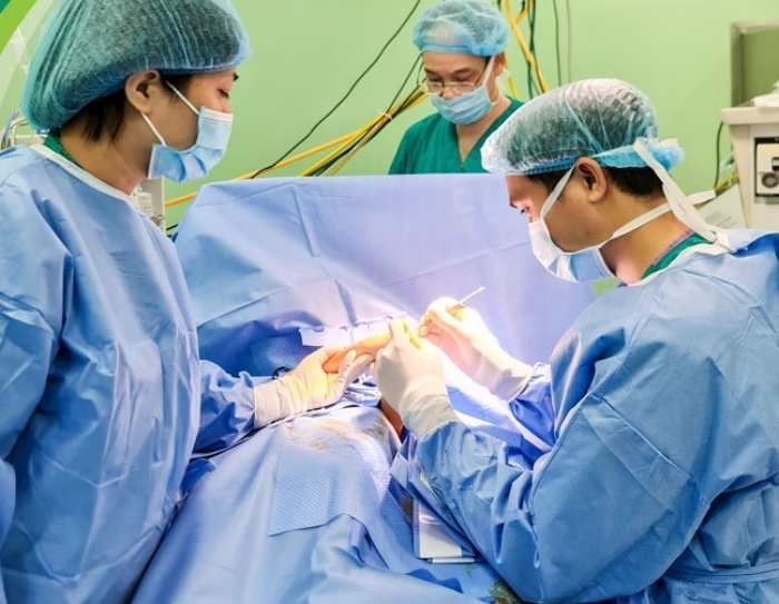 3 trẻ bị bỏng nặng do nghịch máy chạy bộ - 1